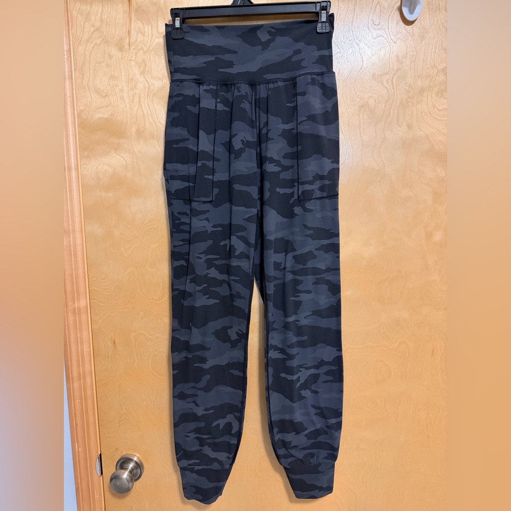 Athleta Black Camo Jogger Pants - xs